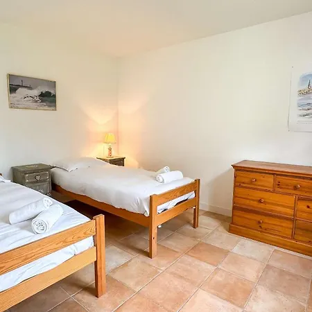 A Proximite De La Et Des Commerces Villa