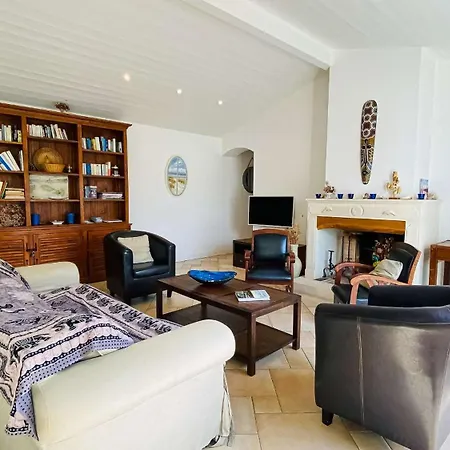 A Proximite De La Et Des Commerces *